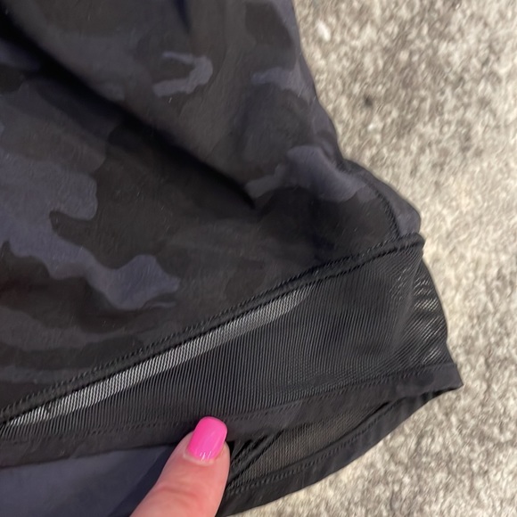 Lululemon black camo Hotty Hot Low-Rise Lined Short 2.5" in size 6 - Picture 5 of 6